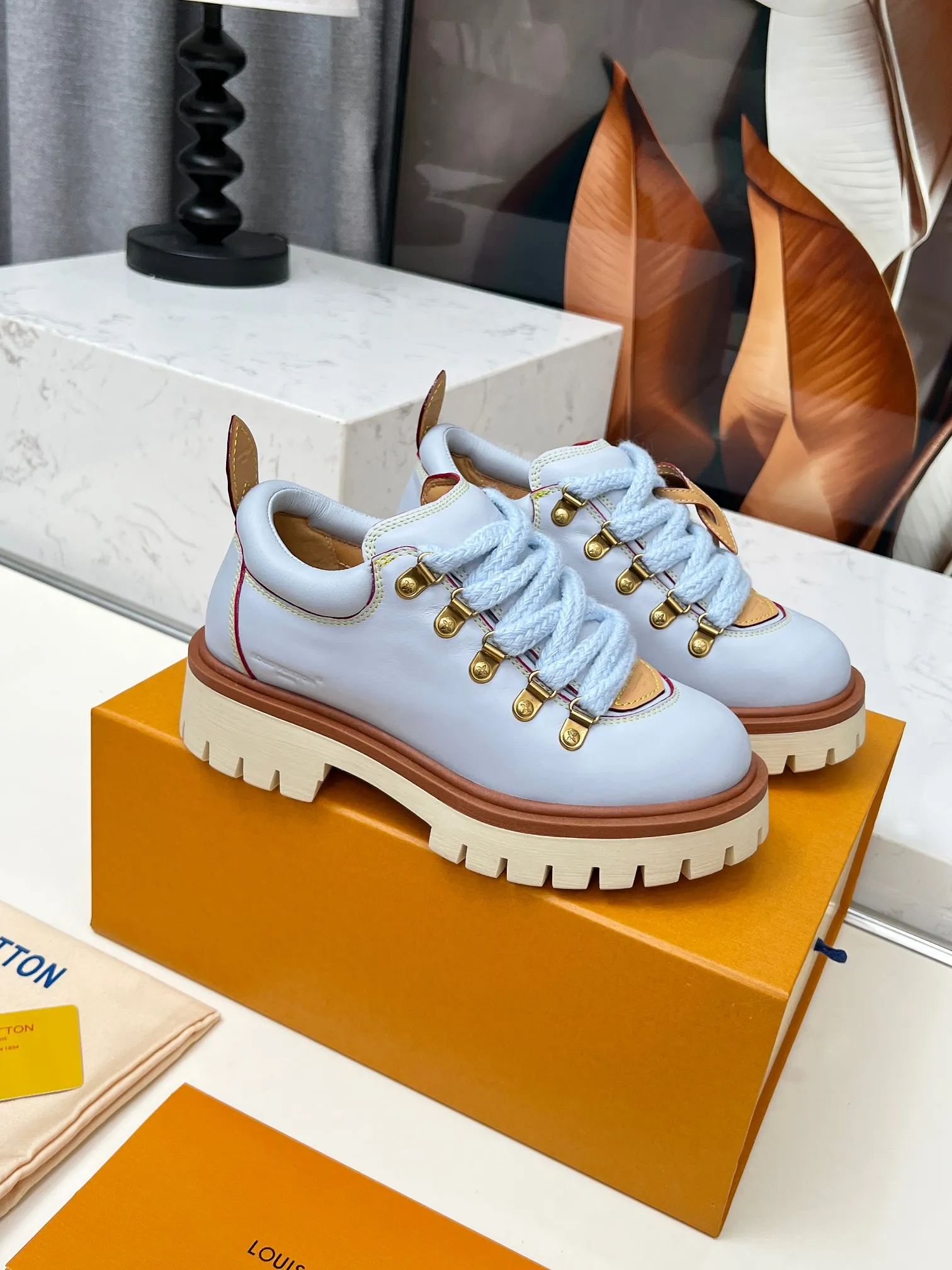 p660💰"Couple Style" LV Louis Vuitton's 2025 autumn and winter new style, developed one-to-one from the original version, retro fashionable, handsome and cool mountaineering derby shoes are now available.  Material: Imported first-layer cowhide Lining: Imported lambskin Outsole: Original molded TR non-slip outsole Sole height: 3.5cm Shoe size: Same style for men and women 35-45